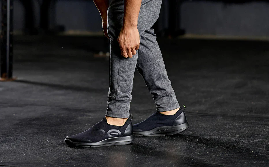 MENS OOFOS OOMG SPORT LOW RECOVERY SLIP ON SHOE | BLACK - Image 9