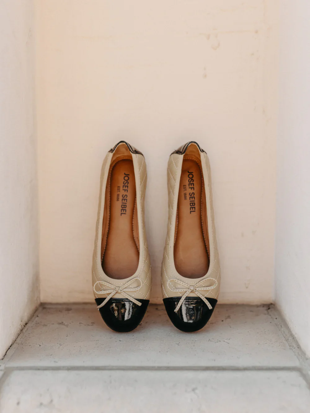 WOMEN'S JOSEF SEIBEL PIPPA 76 BALLET FLAT | BEIGE / BLACK - Image 9