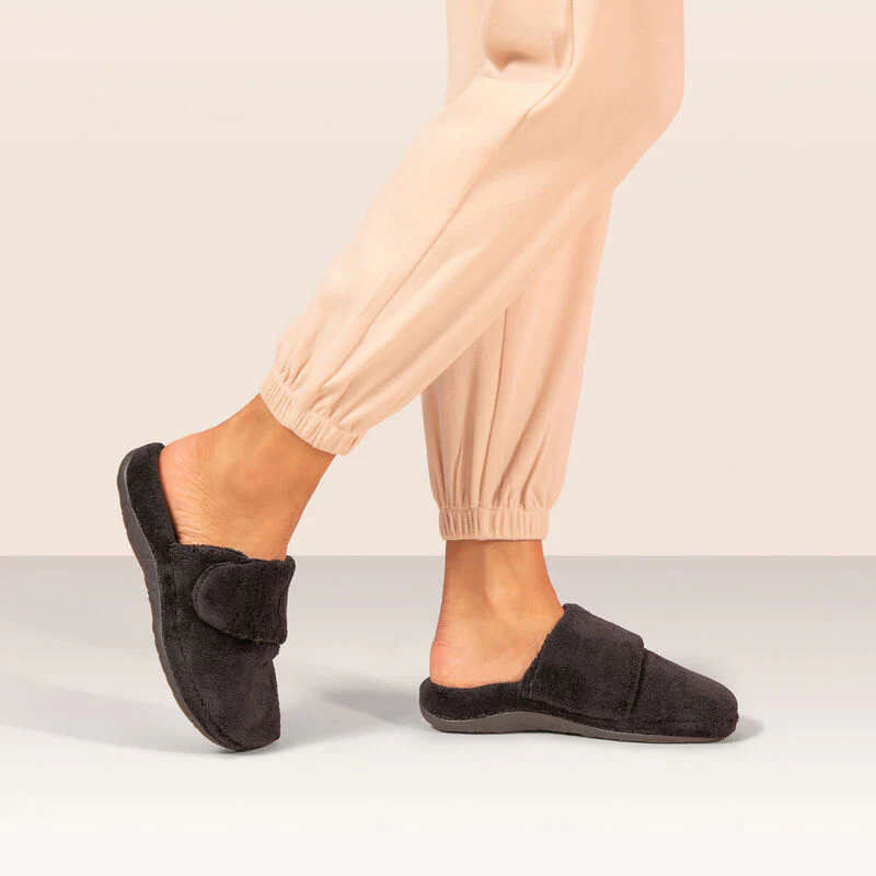 WOMEN'S AETREX MANDY CLOSED TOE SLIPPER | BLACK - Image 2