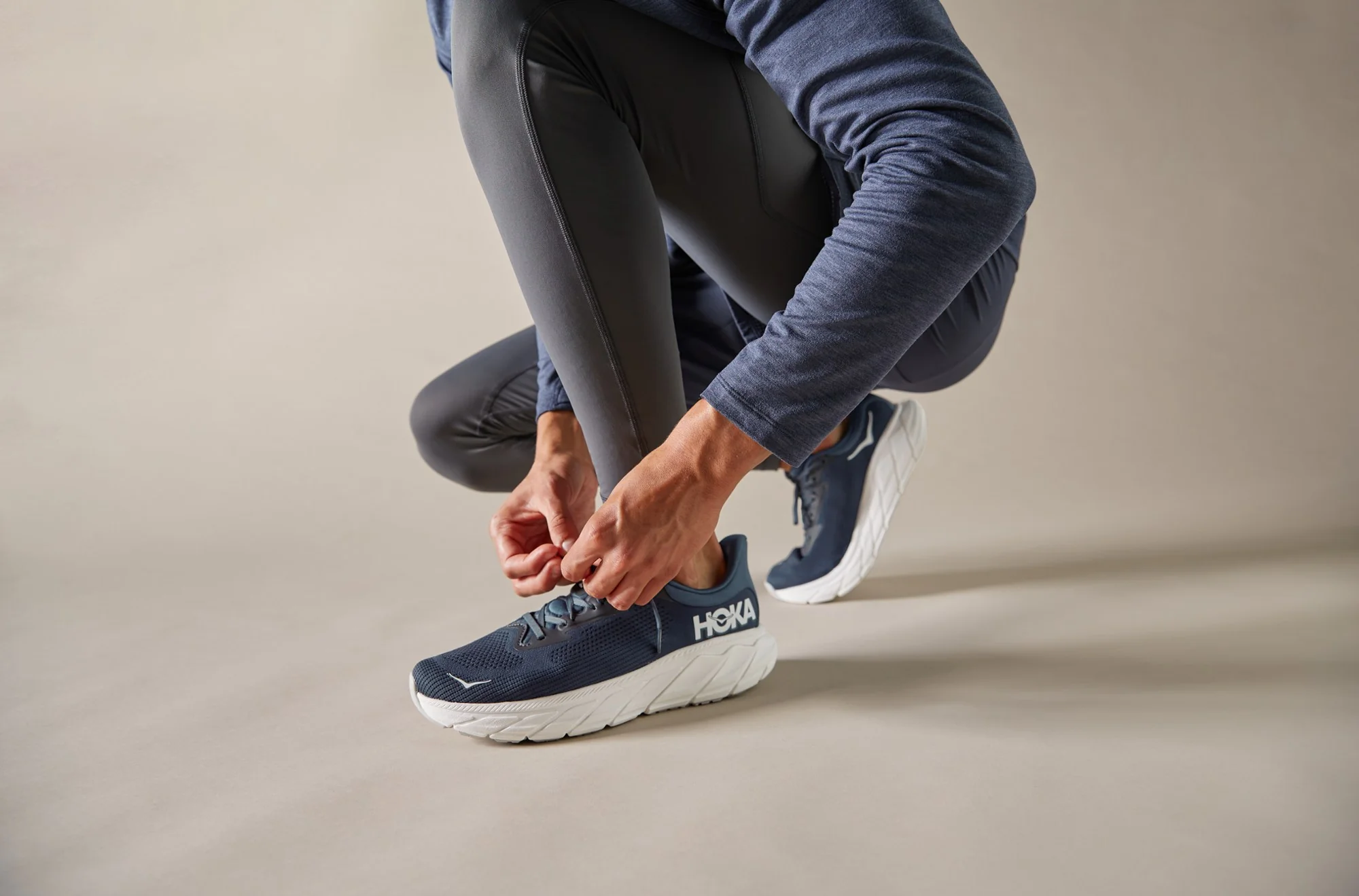 MEN'S HOKA ARAHI 7 |  BLACK / WHITE - Image 2