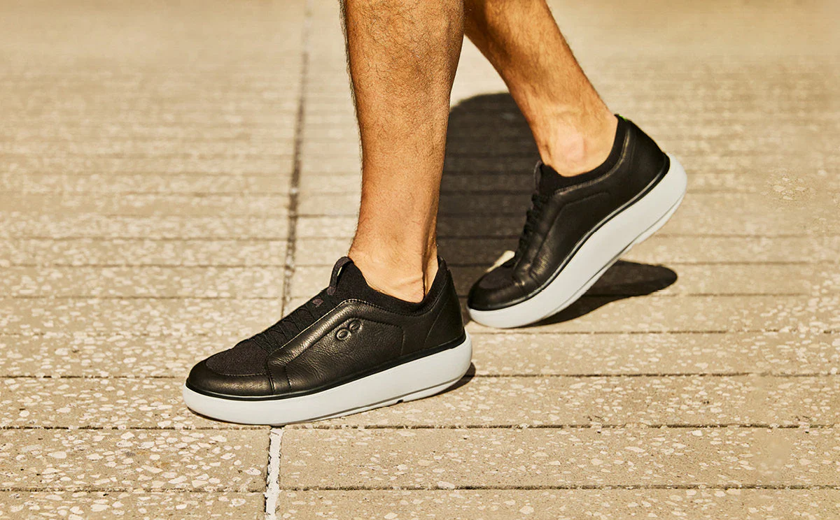 MEN'S OOFOS OOMG+ CLUB SLIP ON LEATHER SHOE | BLACK | WHITE - Image 8