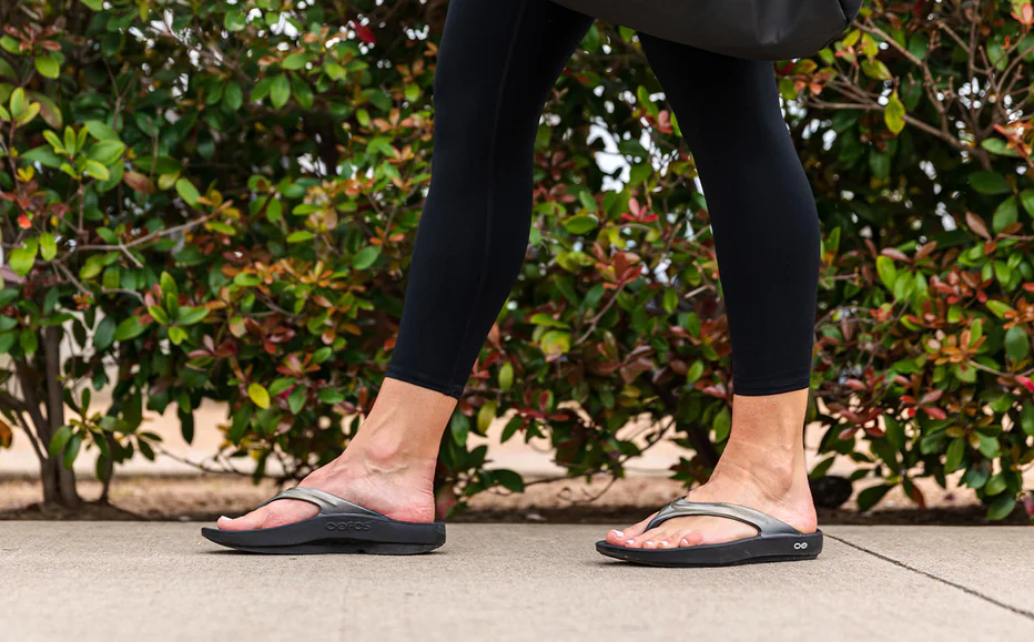 WOMEN'S OOFOS OOLALA LUXE SANDAL | LATTE - Image 2
