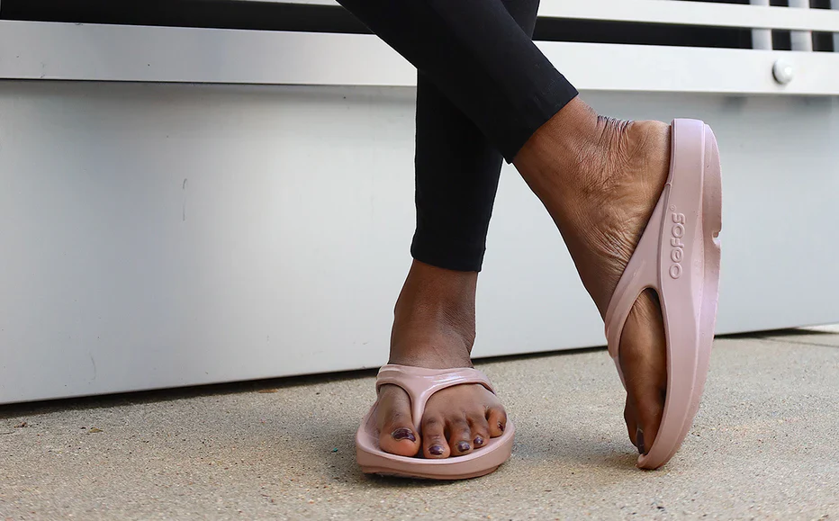 WOMEN'S OOFOS OOLALA SANDAL | STARDUST - Image 2