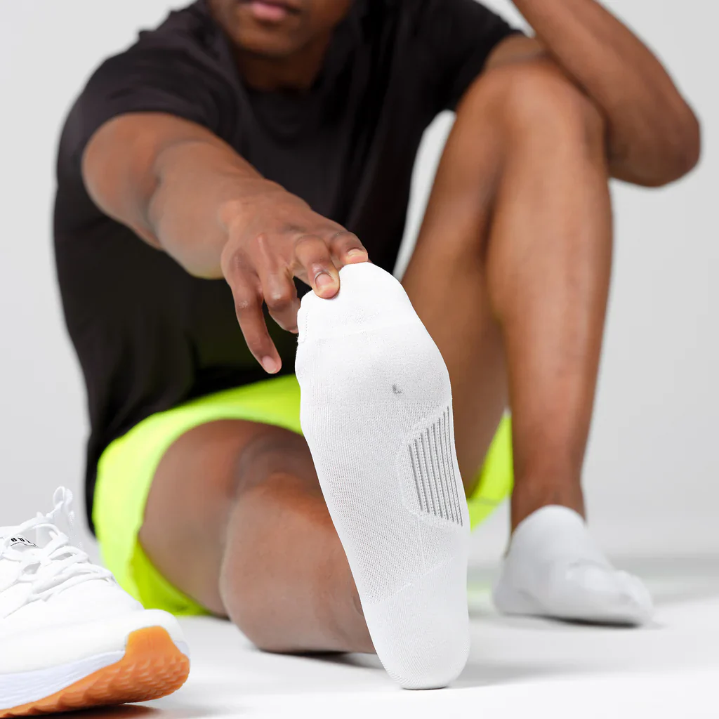 UNISEX FEETURES ELITE ULTRA LIGHT CUSHION INVISIBLE SOCKS | WHITE - Image 2