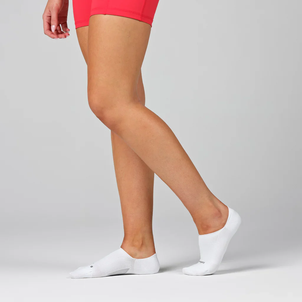 UNISEX FEETURES ELITE ULTRA LIGHT CUSHION INVISIBLE SOCKS | WHITE - Image 3