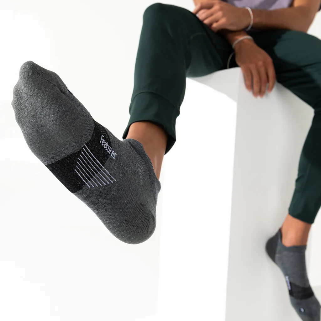 UNISEX FEETURES MERINO 10 ULTRALIGHT NO SHOW TAB SOCKS | GRAY - Image 2