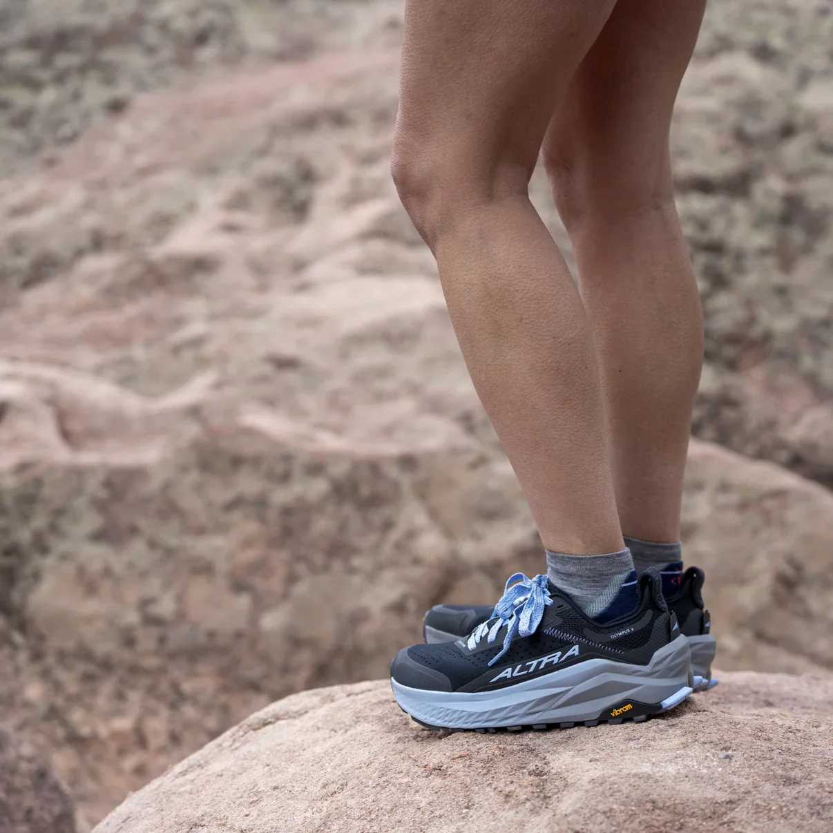 WOMEN'S ALTRA OLYMPUS 6 | BLACK / BLACK - Image 2