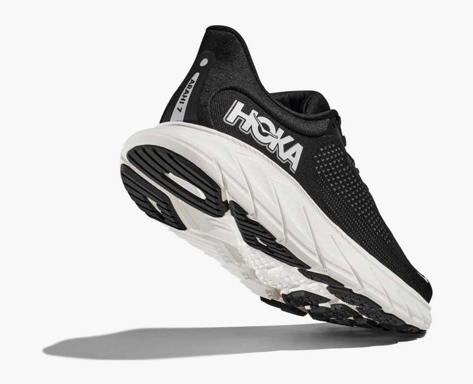 WOMEN'S HOKA ARAHI 7 | BLACK / WHITE - Image 6