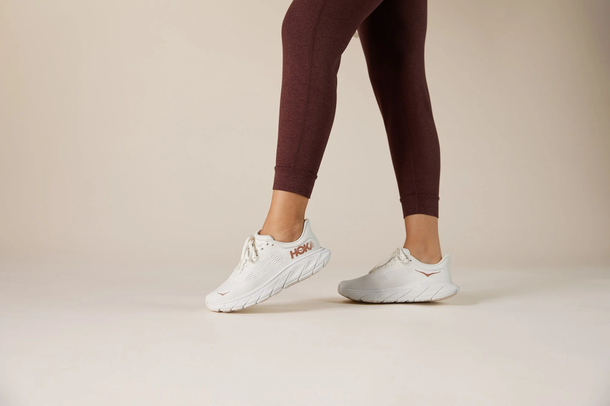 WOMEN'S HOKA ARAHI 7 | PAPAYA / CORAL - Image 2