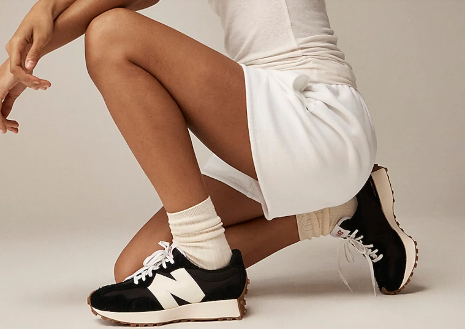WOMEN'S NEW BALANCE 327 | BLACK / WHITE / MINERAL RED - Image 2