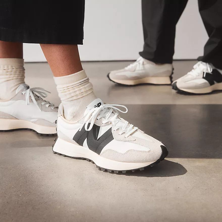 WOMEN'S NEW BALANCE 327 | SEA SALT / WHITE / BLACK - Image 2