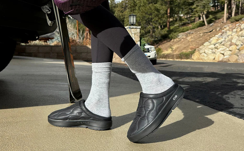 WOMEN'S OOFOS OOCOOZIE THERMO MULE | BLACK - Image 2