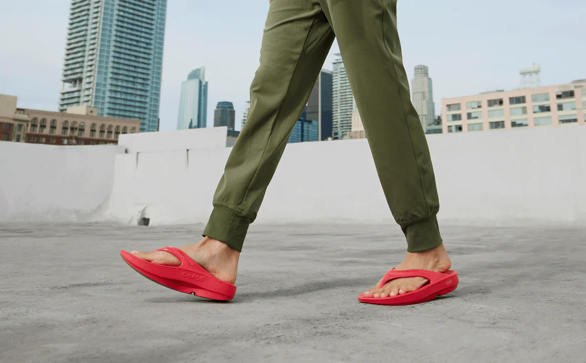 WOMEN'S OOFOS OOLALA SANDAL | NEON BERRY - Image 2