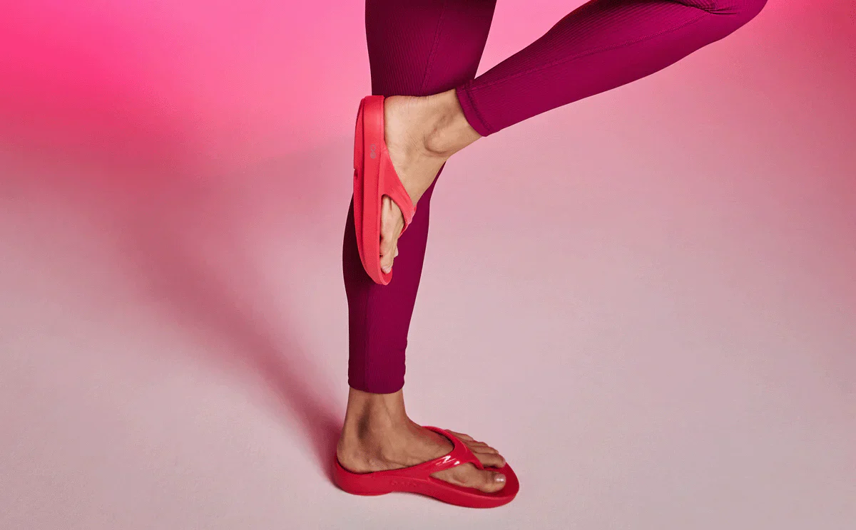 WOMEN'S OOFOS OOLALA SANDAL | NEON BERRY - Image 9