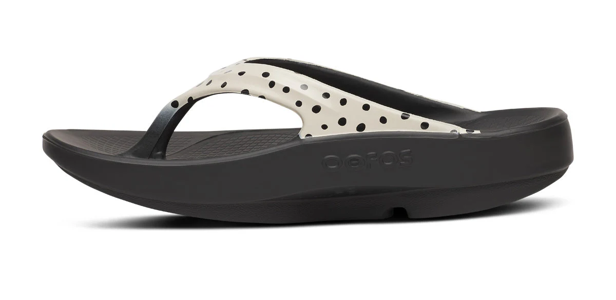 WOMEN'S OOFOS OOLALA SANDAL | PEBBLE - Image 2