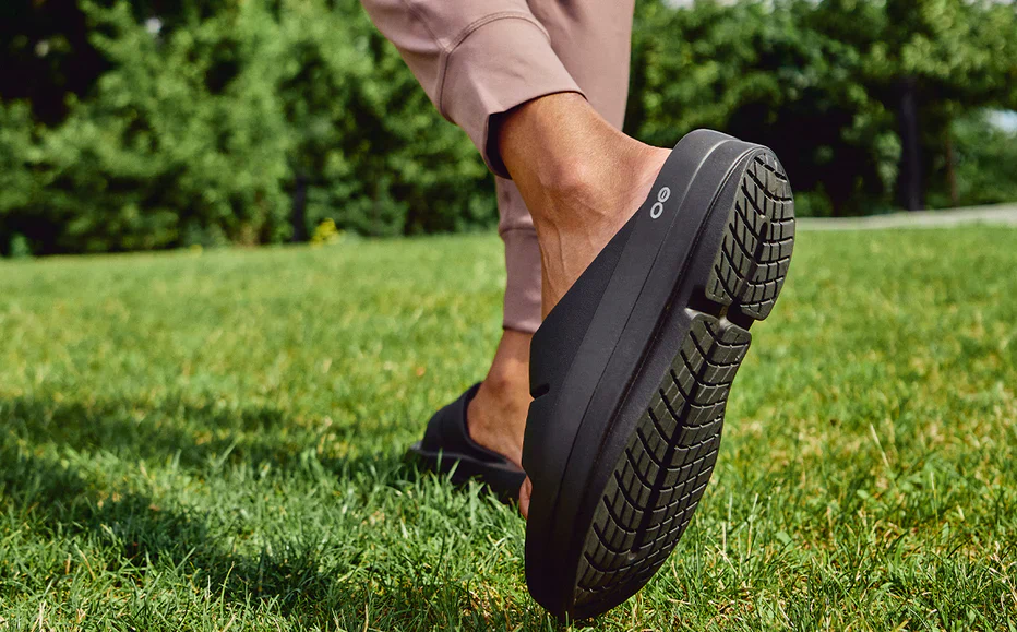 WOMEN'S OOFOS OOMEGA OOAHH SLIDE | BLACK - Image 2