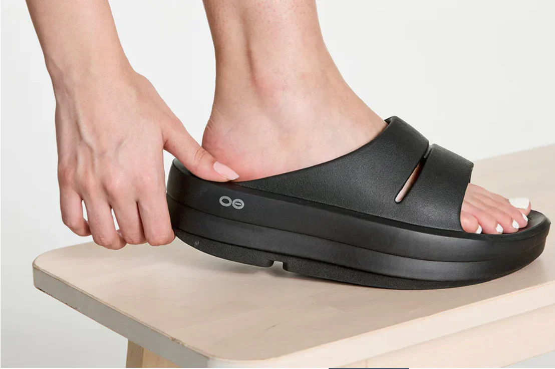 WOMEN'S OOFOS OOMEGA OOAHH SLIDE | BLACK - Image 8