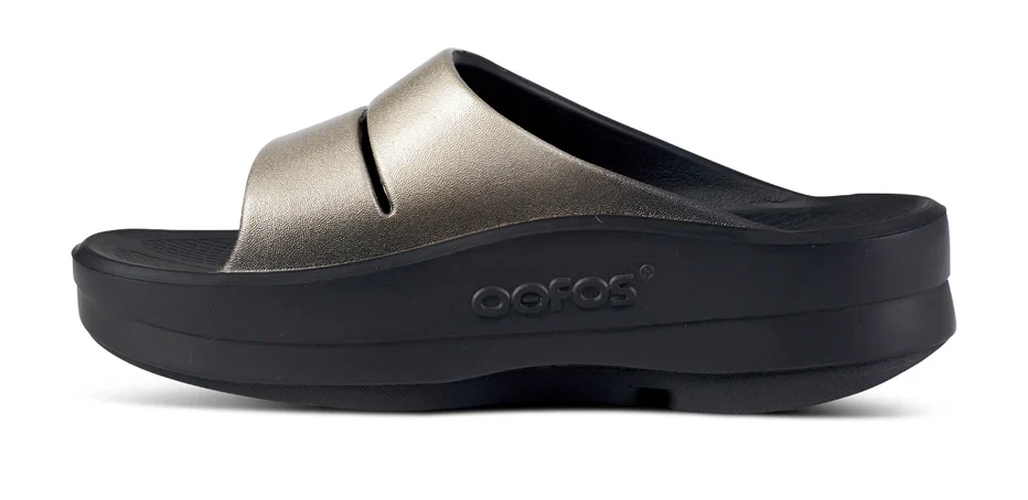 WOMEN'S OOFOS OOMEGA OOAHH SLIDE | LATTE - Image 3