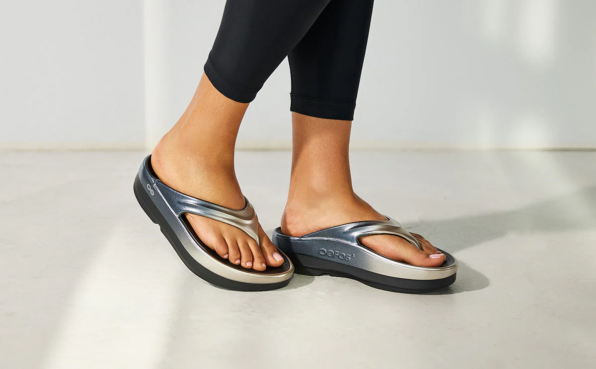 WOMEN'S OOFOS OOMEGA OOLALA LUXE SANDAL | LATTE FADE - Image 7