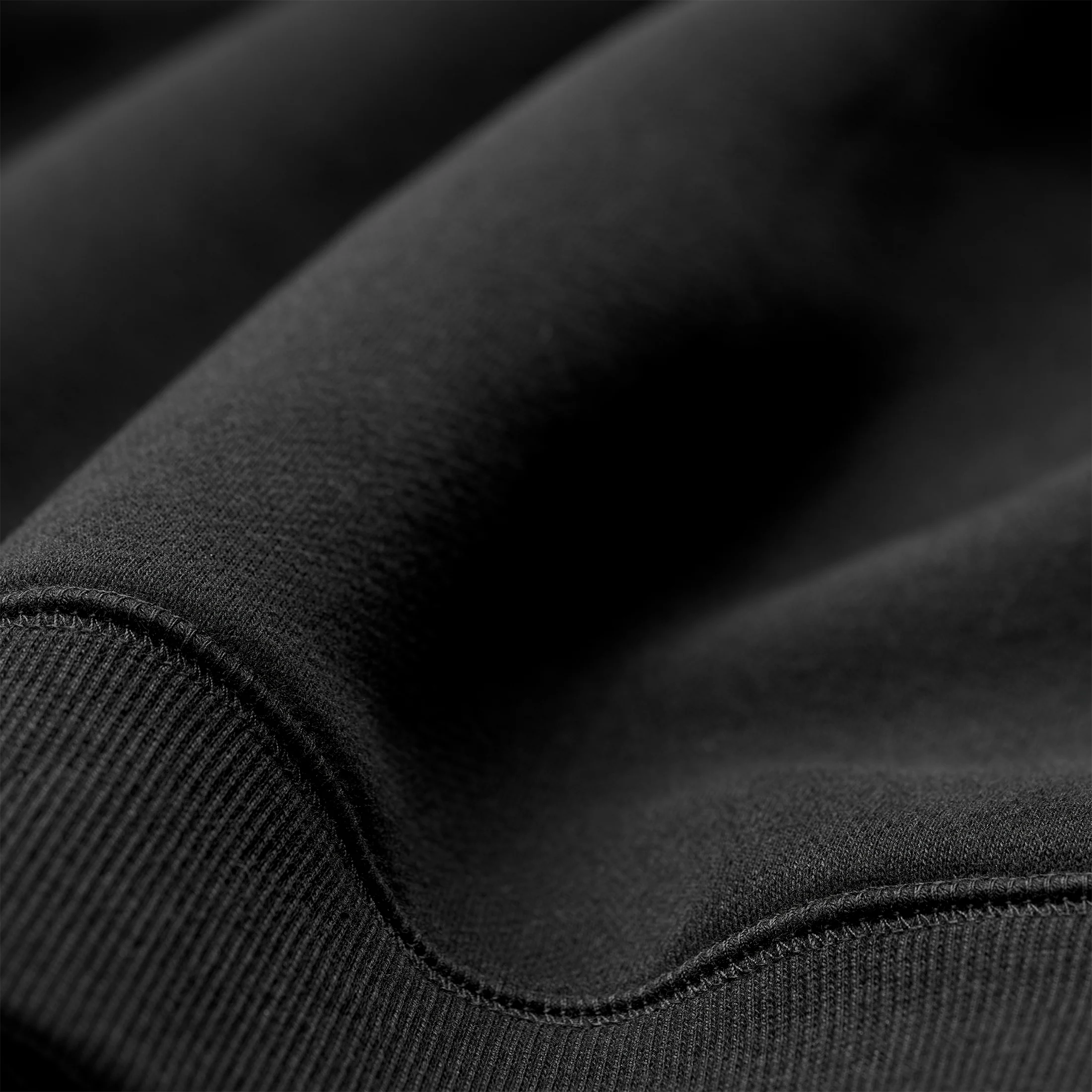 WOMEN'S UGG LOGO CREWNECK | BLACK - Image 7