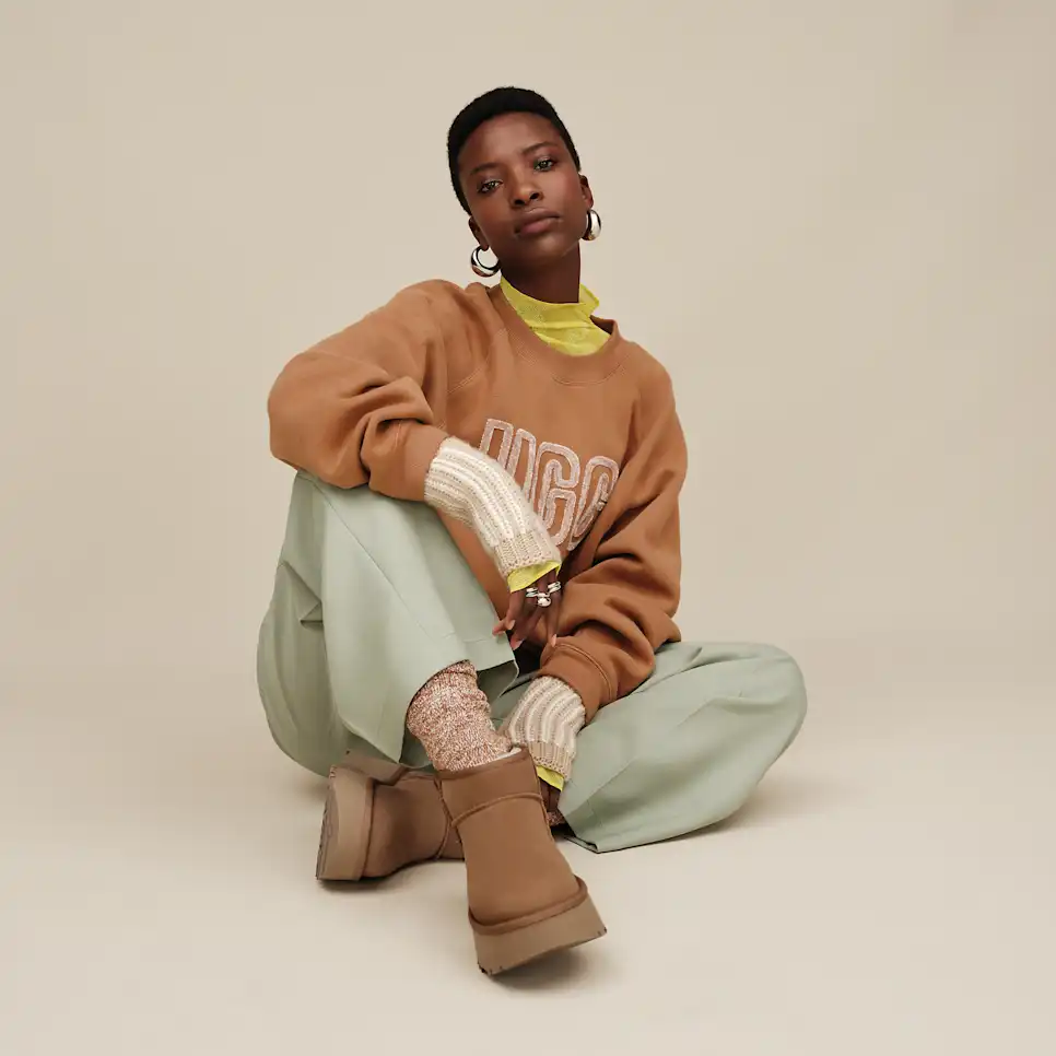 WOMEN'S UGG LOGO CREWNECK | CHESTNUT - Image 7