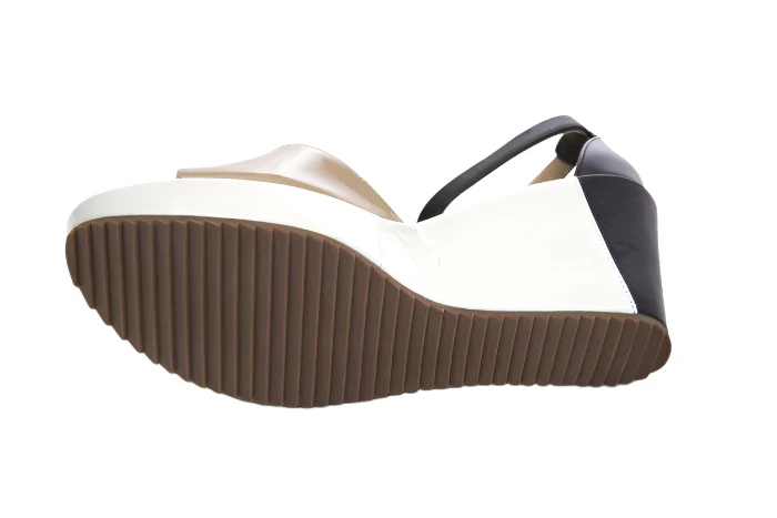 WOMEN'S VANELI LEMY WEDGE | LIGHT TAUPE PATENT - Image 3