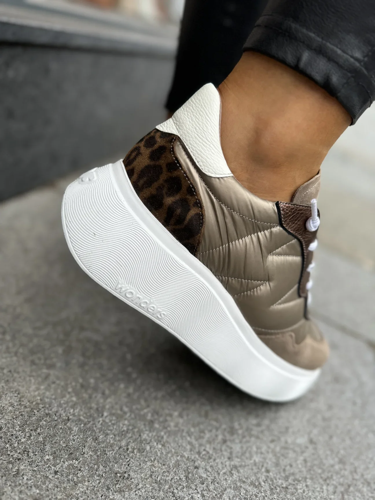 WOMEN'S WONDERS ROMA SNEAKER | TREND TAUPE / NYLON CHAMPAGNE - Image 7